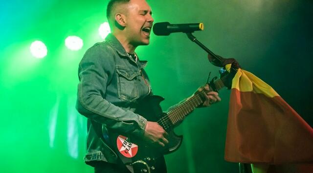 Stammgast beim Rebellischen Musikfestival: Die schottische Band 'The Wakes'. Die Bands waren begeistert von der Betreuung, dem durchweg solidarischen Umgang und der Stimmung auf dem Festival. Hinter den Kulissen waren Jugendliche u.a. vom REBELL Heilbronn, Ulm, Esslingen und Zollernalb unermüdlich im Einsatz, um die Bands von A bis Z zu betreuen, mit Essen und Trinken zu versorgen und das Netzwerk fortschrittlicher Künstler weiter auszubauen.