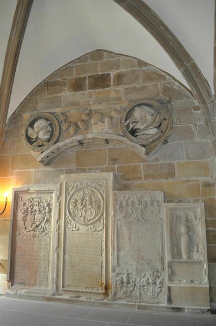 Medaillons, z. B. recht der Mönch mit der gespaltenen Zunge und darunter Epitaphe | Foto: Daniela Somers