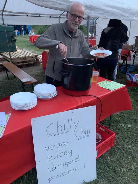 Ob Schwenkbraten, Thüringer Bratwurst, Döner, oder ein veganes Gericht wie hier am Heilbronner Stand - kulinarisch war für jeden etwas dabei. Es gab auch etwas für den "Nachtisch", z.B. Waffeln, Crêpes, Kaffee und Kuchen und Obstspieße. Nur die Dortmunder Teilnehmer mussten in ihrer Euphorie gebremst werden, sie hatten ihre leckeren Waffeln schon vor dem 34. Spieltag der Bundesliga als "Meisterwaffeln" gekennzeichnet. Wurde dann ergänzt zu "Meister der Herzen"...