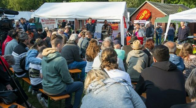 Die MLPD beteiligte sich mit einem vielseitigen Bildungs-, Kultur- und Literaturangebot u.a. am Infopoint 'befreite Gesellschaft - Sozialismus'. Hier eine Gesprächsrunde mit der Parteivorsitzenden Gabi Fechtner (am Pult).
