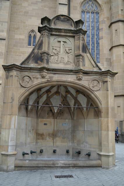 Siebenröhrenbrunnen vor der Kirche | Foto: Daniela Somers