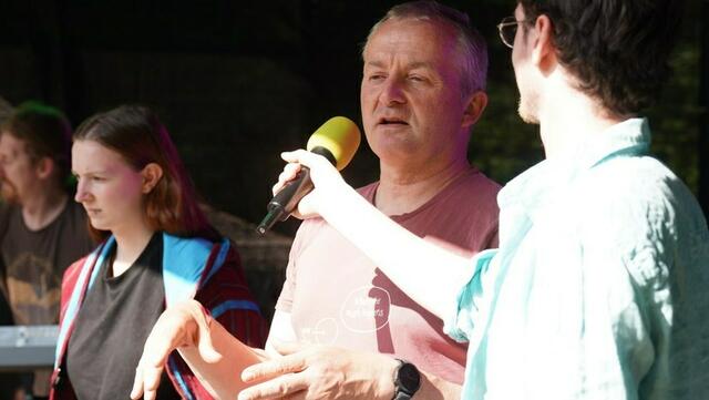 Aus aktuellem Anlass besuchte Christian Behrens von 'Last Generation' das Rebellische Musikfestival und kam im Themenblock "Alarmstufe rot - rette die Umwelt" zu Wort. Das Festival solidarisierte sich mit den verurteilten Klima-Aktivisten und positionierte sich klar gegen die Kriminalisierung der Umweltbewegung.