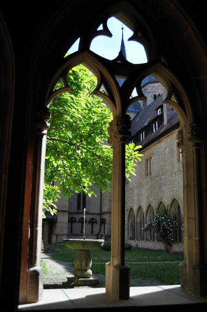 Blick in den Klostergarten und den historischen Brunnen. | Foto: Daniela Somers