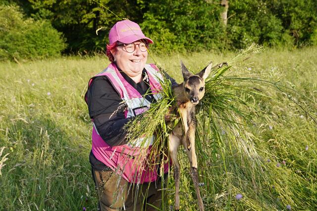 Leuchtende Augen und pures Glück! Kitz Nr. 1 ist gerettet. | Foto: Moni Bordt