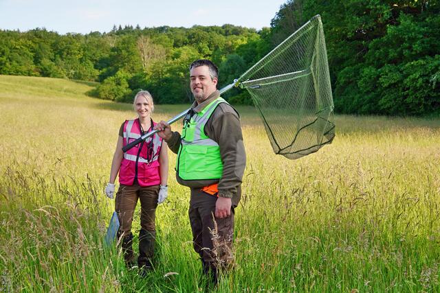 Das Kescherteam; die Kitze sind jetzt schon so agil, dass sie sich nicht mehr wegducken, sondern aufspringen und davon laufen. Um eine Rückkehr auf die "gefährliche"  Wiese zu vermeiden, muss das Kitz "gekeschert" werden und darf in der Transportbox ausharren, bis die Wiese gemäht ist. | Foto: Moni Bordt