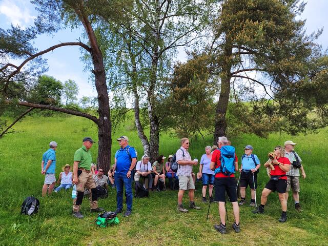 Die Gruppe genießt an diesem heißen Tag den Schatten der wenigen Bäume