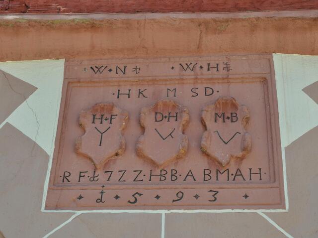 Inschriftentafel am alten Rathaus. Jahreszahlen der Erbauung und der Wiederherstellung, sowie die Initialien der wichtigsten Nordheimer Personen. Auch verschiedene Handwerker- und Steinmetzzeichen sind zu sehen.
 | Foto: Daniela Somers