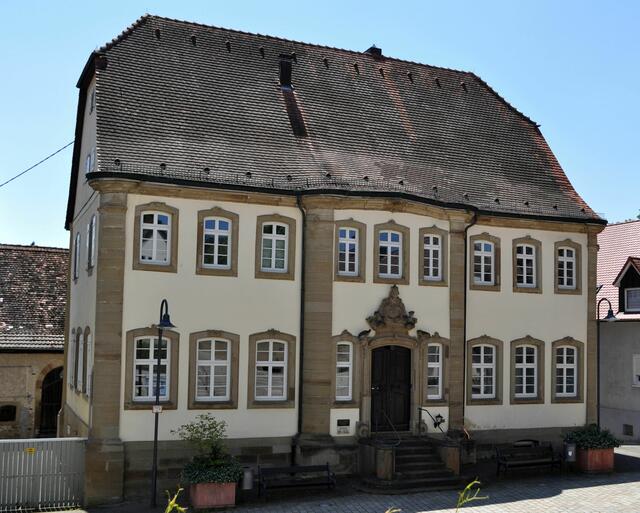 Evang. Pfarrhaus von 1763 wirkt wie ein Schloss aus dem Barock. | Foto: Daniela Somers
