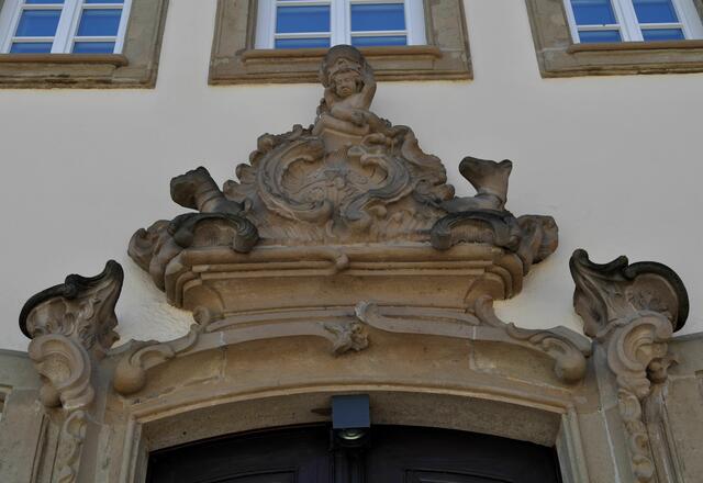 ev. Pfarrhaus. Portal mit reich verziertem Wappenschild. | Foto: Daniela Somers