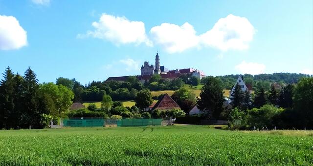 Der Blick auf das Kloster ist unten im Tal allgegenwärtig