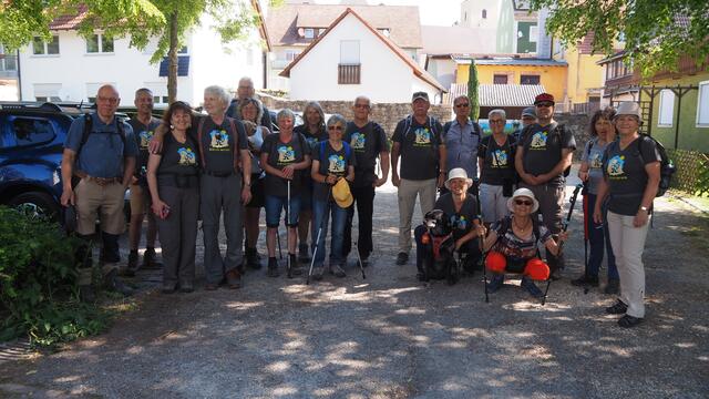 Wir sind eine nette Truppe - hier geht's los... M | Foto: Rainer Göser