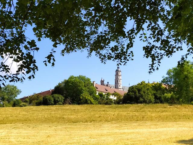 Beim Bergangehen Immer wieder schöne Ausblicke auf das Kloster