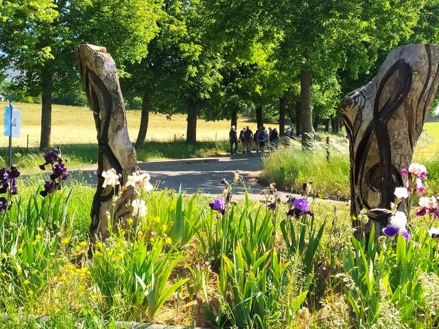 Durch eine schattige Allee geht's hinauf zum Kloster. Unterwegs grüßen Holzskulpturen mit eingravierten Musiknoten - ein Hinweis auf die Wichtigkeit der Musik im Kloster? 
