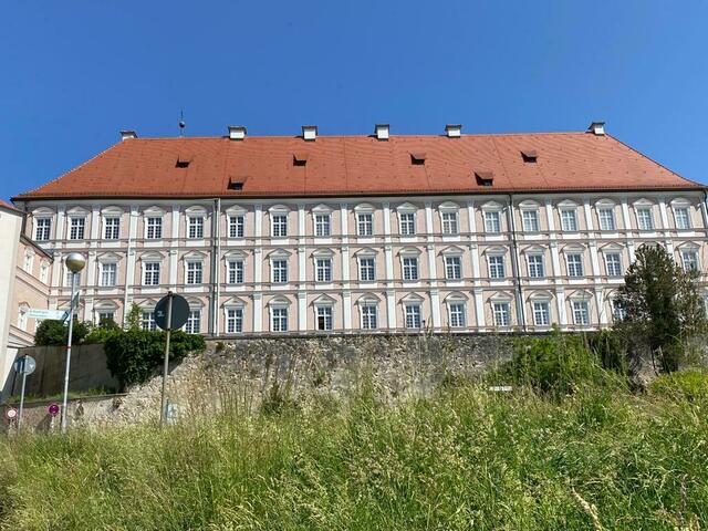 Der erste Blick auf das Abtei-Gebäude, wenn man den Hügel hinauf gewandert ist und oben ankommt | Foto: Beate Bonte
