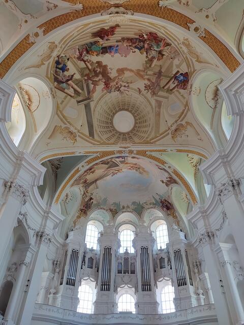 Hier ist die Orgel zu sehen. Ein Meisterwerk! 

Die Deckengemälde wirken teilweise sehr plastisch
