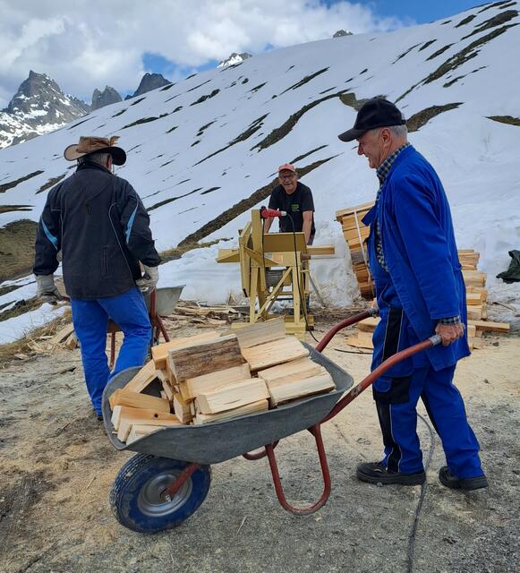 Für den Betrieb des Winterhauses wurde jetzt schon Holz gesägt.