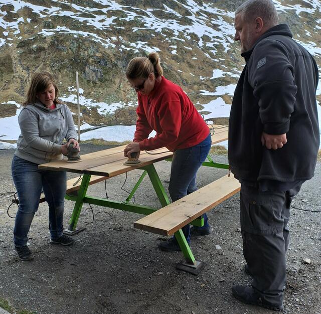 Die Sitzbänke für die Hüttenterrasse wurden neu abgeschliffen und gestrichen.