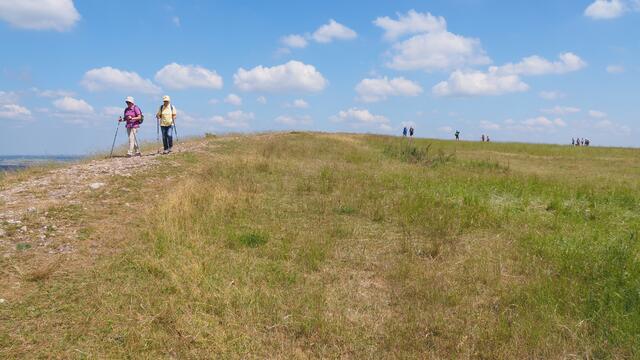 Auf der Hochfläche führt ein Weg rund um das Plateau.....  | Foto: Rainer Göser