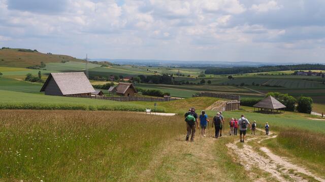 Man kommt wieder zum Keltendorf, bevor es zurück nach Bopfingen geht.  | Foto: Rainer Göser