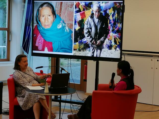 Angelika Hart und Yang Sung Sherpa mit Bildern von Yang Sung Sherpas Großeltern.