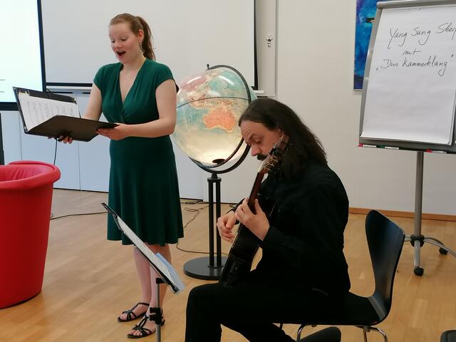 Das "Duo Kammerklang" mit Sängerin Verena Knirck und Gitarrist Dennis Blaser begleitete den Abend sehr stimmungsvoll.