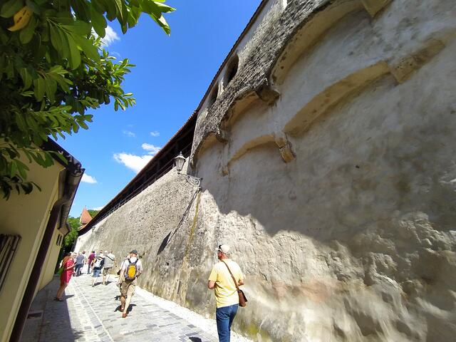 Hier geht's entlang der  trutzigen Stadtmauer