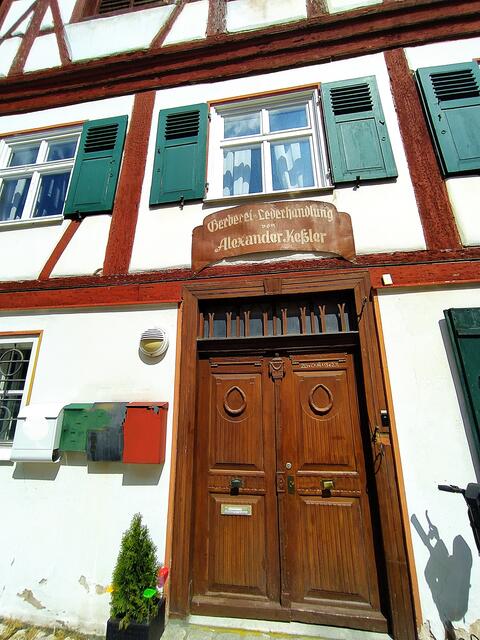 Wunderschöne alte Haustüren schmücken die Häuser