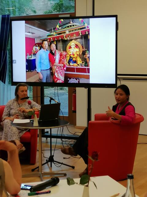 Während des Interviews war auch diese Bild von Yang Sung Sherpa mit ihrer Familie in einem hinduistischen Tempel in Bad Cannstatt.