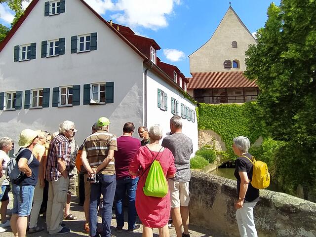 Die Gruppe lauscht den Ausführungen des Stadtführers