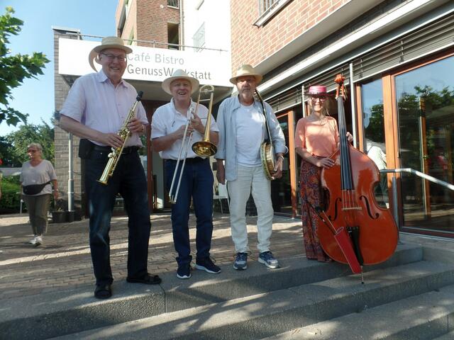 Das Teachers Holiday Swing Quartett vor dem Mehrgenerationenhaus
(Katja Bönninghoff, Abu Schäfer, Fritz Resech, Werner Philipp v.r.n.l.) | Foto: privat (eigen)