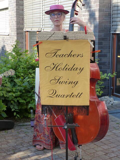 Katja Bönninghoff am Kontrabass vervollständigte das musikalische Lehrerquartett.
 | Foto: privat (eigen)