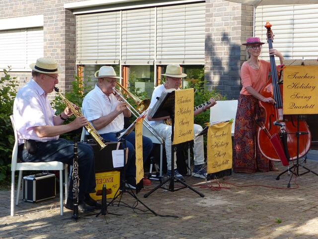 Das „Teachers Holiday Swing Quartett“ präsentierte swingende Klassiker des frühen Jazz auf der Terrase des Mehrgenerationenhauses.. | Foto: privat (eigen)