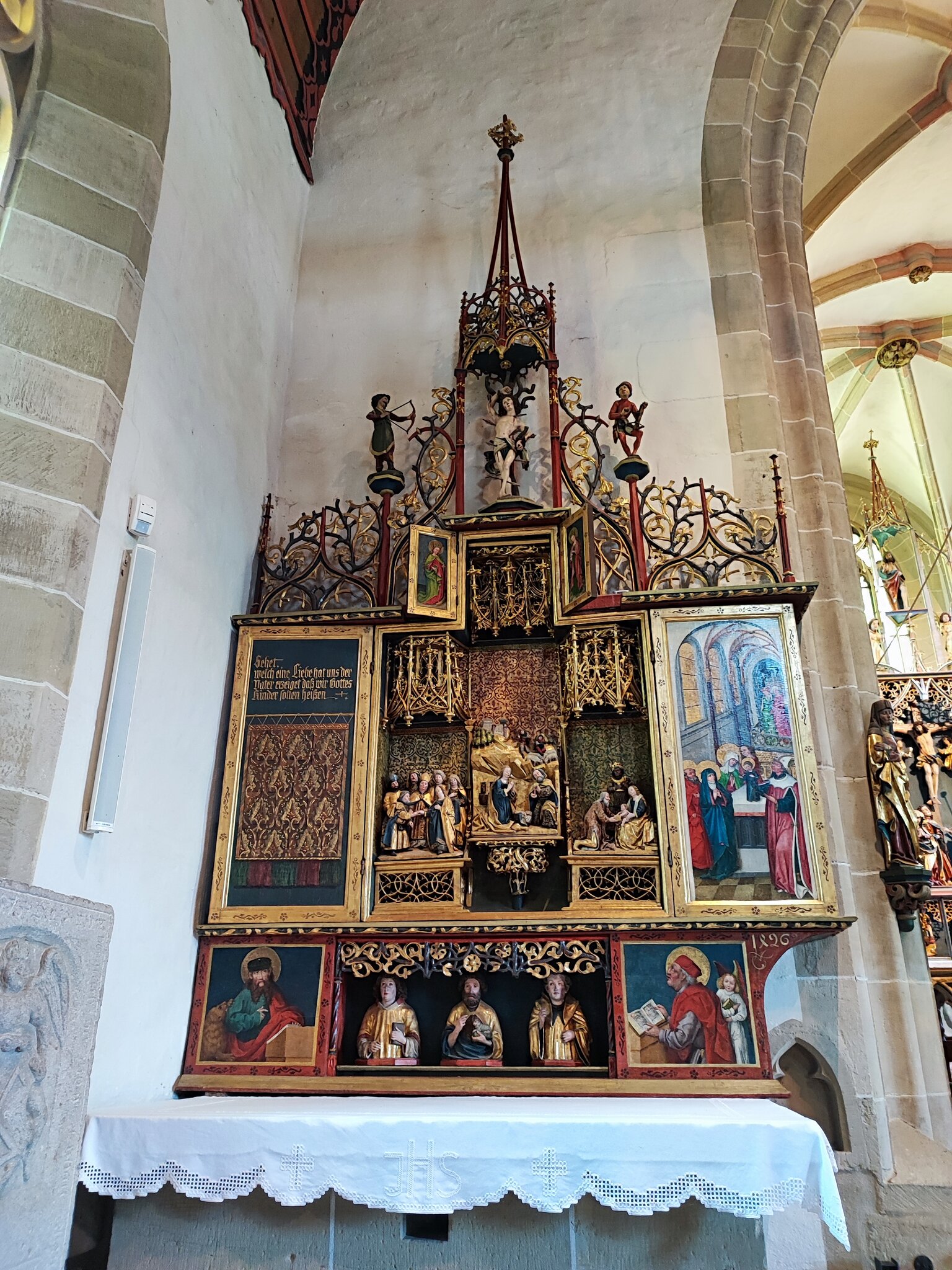 Herrgottskirche in Creglingen: Die Wallfahrer ziehen durch das