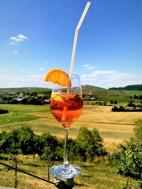 Der Aperol Spritz Cocktail für die Frauen wurde in Szene gesetzt.