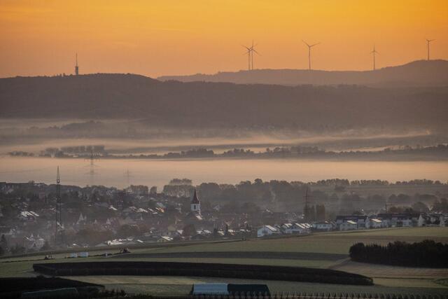 Nordheim im Sonnenaufgang und Herbstnebel