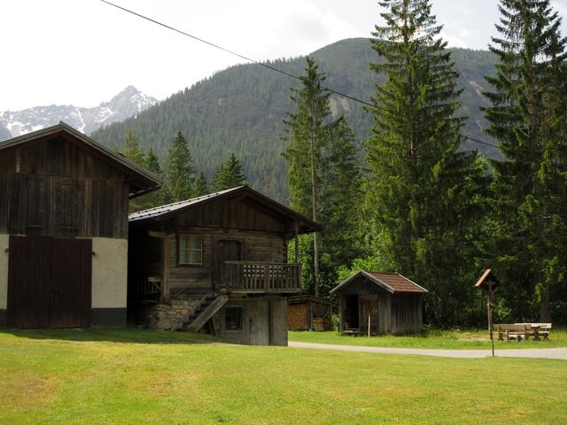 Scheint ein altes Bauernhaus in der Bildmitte, unten der Stall und oben wurde gewohnt.
