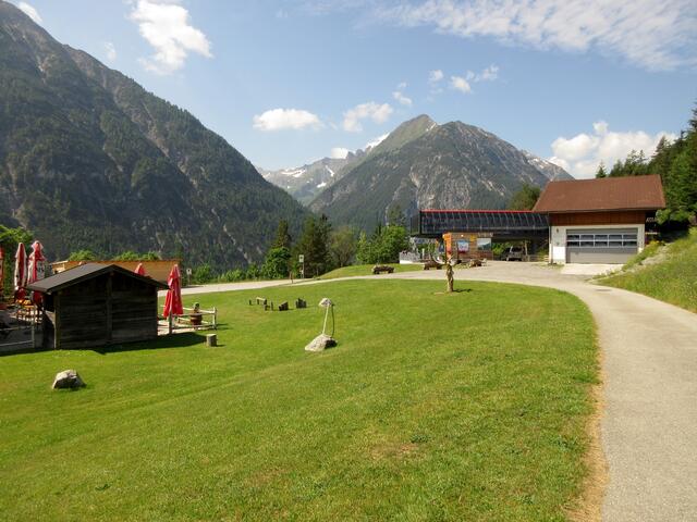 Talstation der Jöchelspitzbahn. Leider fährt sie im Juni nur am WE bzw. ab Donnerstag, dafür hatten wir viel Ruhe unterwegs genossen.