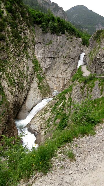 Viel weiter unten den klägliche Versuch diesen phänomenalen Anblick einzufangen. Das muss man selbst erlebt haben. Gänsehautgefühl auch heute noch beim Berichten.