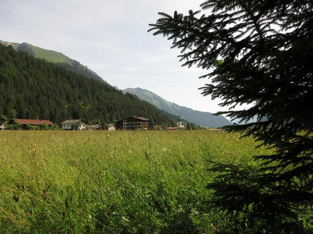 Wunderbar ist der Gegensatz von Fluss und Bergen, was aber fehlt sind Einkehrmöglichkeiten direkt am Weg. Dazu muss man immer in die Ortschaften abweichen.