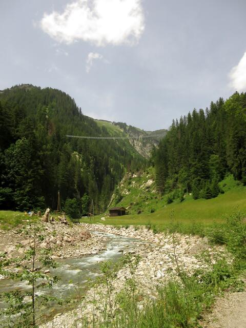 Der Mühlweg auf dieser Seite des Baches, eröffnet noch einen besonderen Blick zurück zur Brücke und führt direkt zum Parkplatz und in die Ortsmitte.