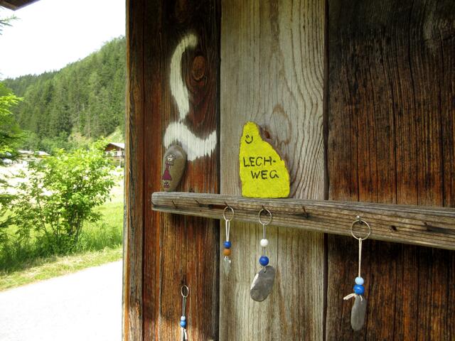Kurz vor Holzgau kann man sich für eine kleine Spende diese hübschen Anhänger zur Erinnerung mitnehmen.