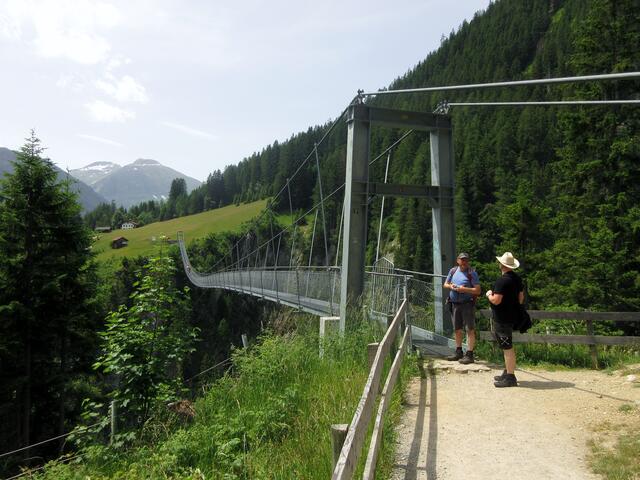 Dieser Herr wartete bis wir drüben waren, er brauchte etwas Mut. Wir hatten dagegen großen Spaß.