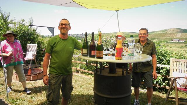 Das Geburtstagskind Jacky Masson spendiert der Gruppe einen besonderen guten Tropfen Champagner aus Frankreich. 