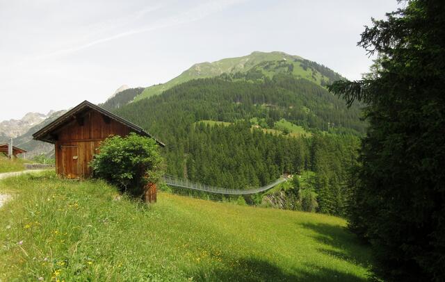 Geschafft, jetzt liegt sie vor uns. 200 m lang, 110 m hoch und tatsächlich kostenfrei und vor allem, für uns ganz alleine. 
