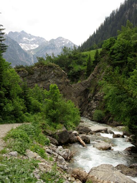 Beeindruckend schön sind die zerklüfteten Felsen, die hier das Wasser geschaffen hat. Wer genau hin sieht, erkenn die weißen Helme der Kletterer in der Bildmitte.