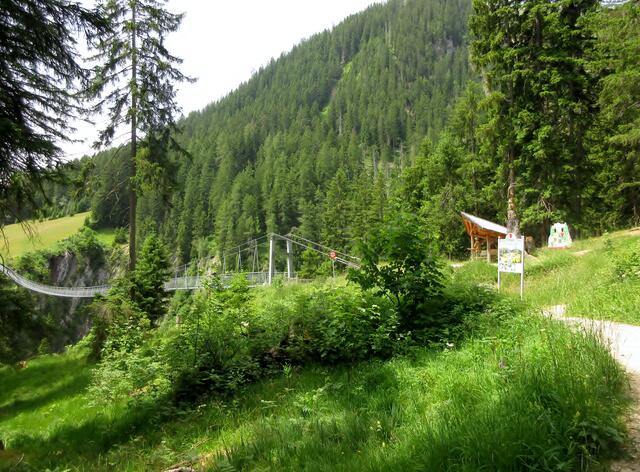 Auch auf der anderen Seite ein kleiner, sehr feiner Rastplatz. Wir entschieden uns für den sehr steilen Abstieg über den Mühlwaldsteig. Gut dass wir Stöcke dabei hatten, das Schild das vor Absturzgefahr warnt, ist berechtigt. Aber es geht auch ganz bequem über den Vitalweg.