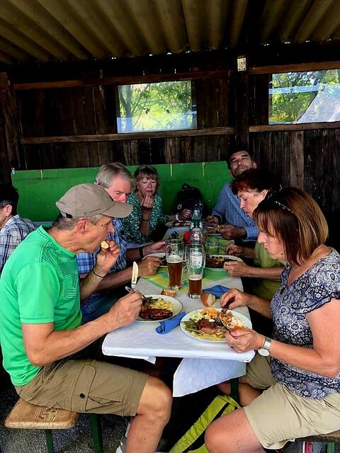 Steak und Grillwurst sind fertig, nun können alle es sich schmecken lassen.
