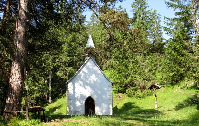 Seesumpfkapelle. Von Bach aus geht es gleich richtig hoch über einen schmalen Steig. Allerdings käme die Etappe hier von Steeg aus an. Wir haben den Bus verpasst und sind in Bach los in umgekehrter Richtung. Die beste Entscheidung!!!