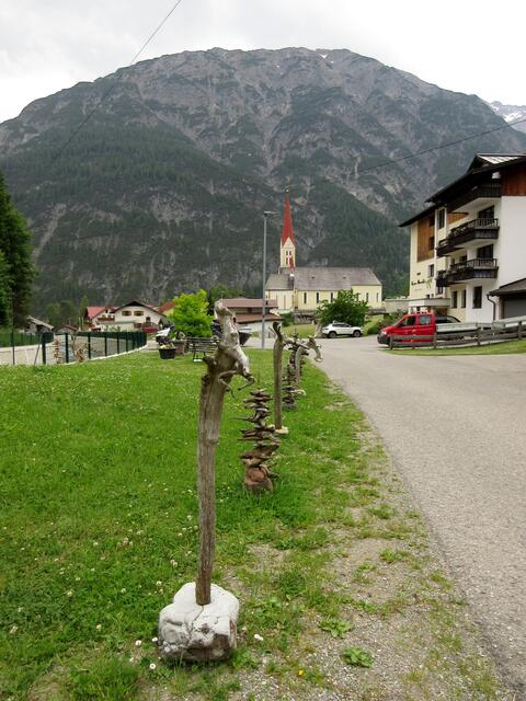 Der E5 ist hier wenig aufregend und führt als bequemer Forstweg hinunter zum Bus nach Holzgau.
