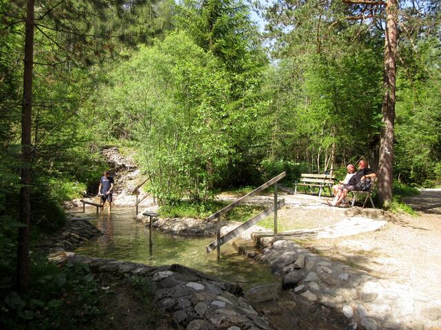 Der Wasserfall bei Hägerau speist diese natürlich angelegte Kneippanlage. Ein lauschiges Plätzchen.
